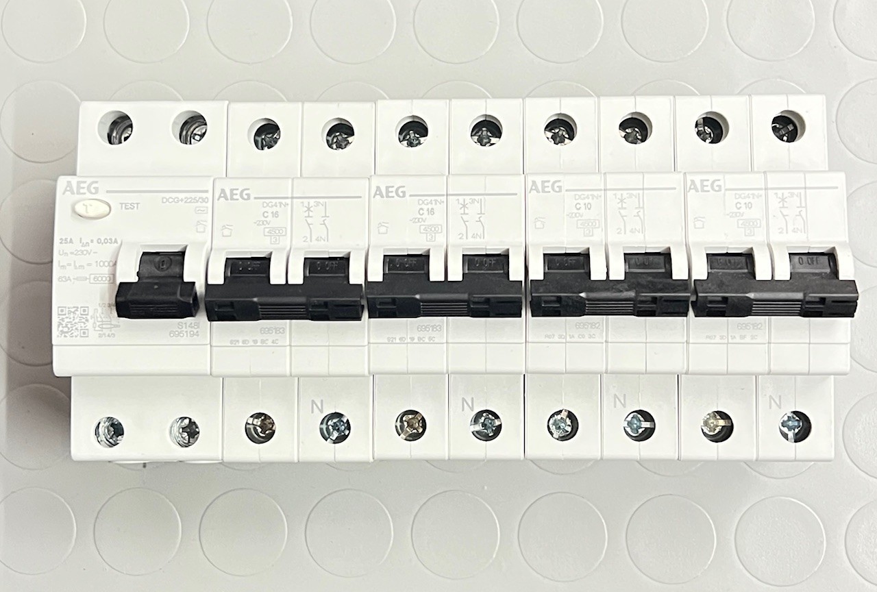 OFFERTA MATERIALE ELETTRICO KIT A&G SALVAVITA E MAGNETOTERMICO 6000+ 4500
